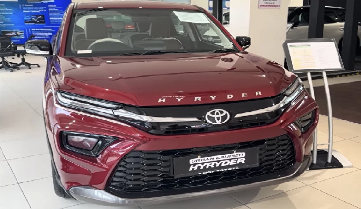 Toyota Hyryder: 3 लाख की डाउनपेमेंट पर घर लाएं शानदार हाइब्रिड SUV, जानें कितनी बनेगी EMI
