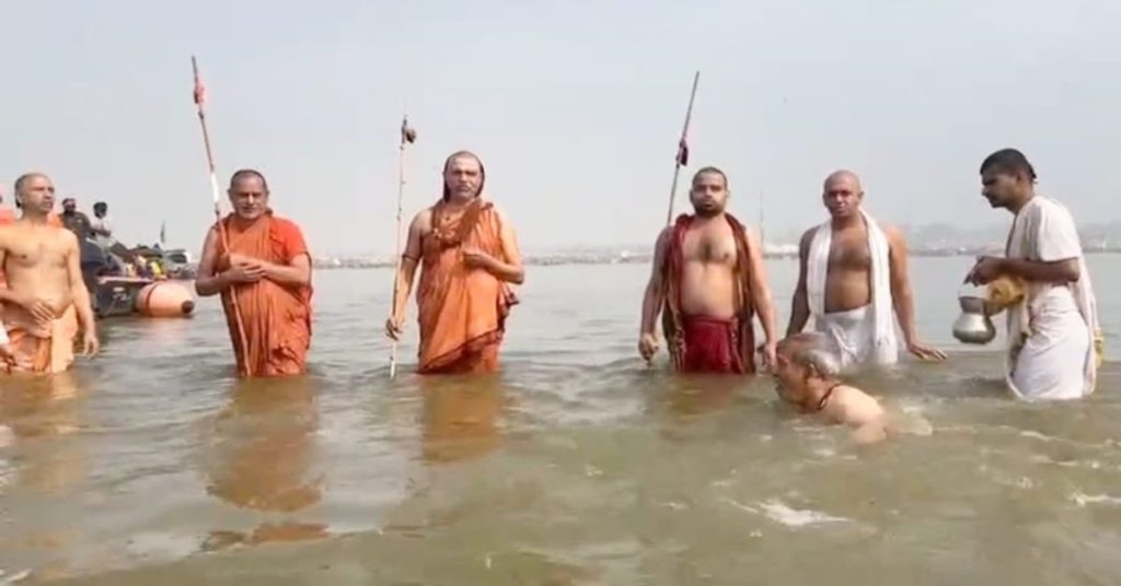 महाकुंभ में अमृत स्नान का अद्भुत नजाराः 3 मठों के शंकराचार्य ने एक साथ किया गंगा स्नान, जानिए डुबकी लगाते वक्त क्या कहा?