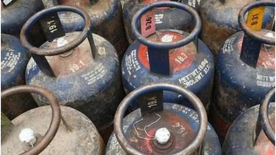कमर्शियल LPG सिलेंडर की कीमत आज से 51 रुपए की हुई कटौती
