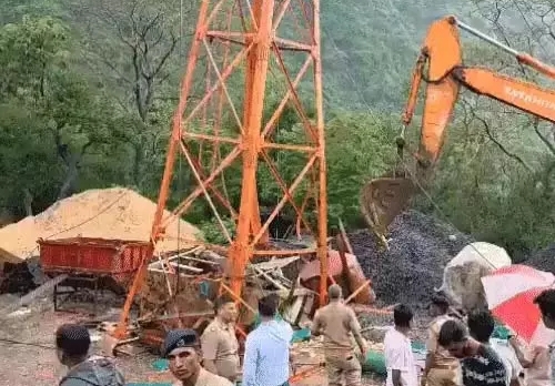 रोपवे के टूटने के बाद मची अफरातफरी, 6 लोगों की मौत