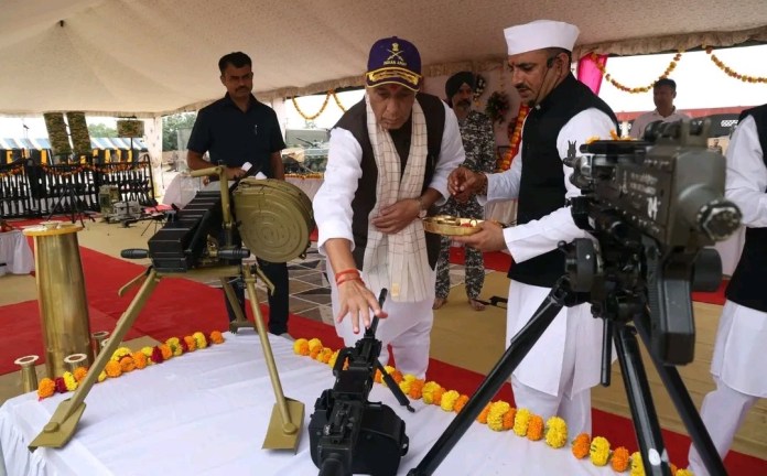 शस्त्र पूजा के साथ ही रक्षामंत्री राजनाथ सिंह ने पाकिस्तान को दे दी खुली चेतावनी, कहा-