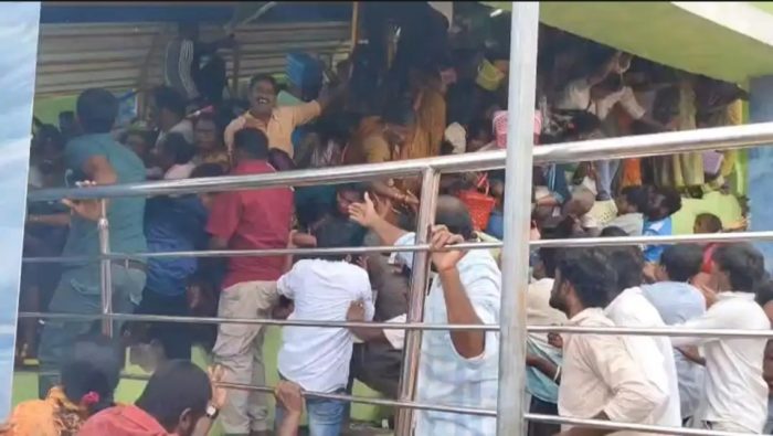 आंध्र प्रदेश के वेंकटेश्वर मंदिर में भगदड़&hellip;.बच्चों और महिला समेत 12 की मौत