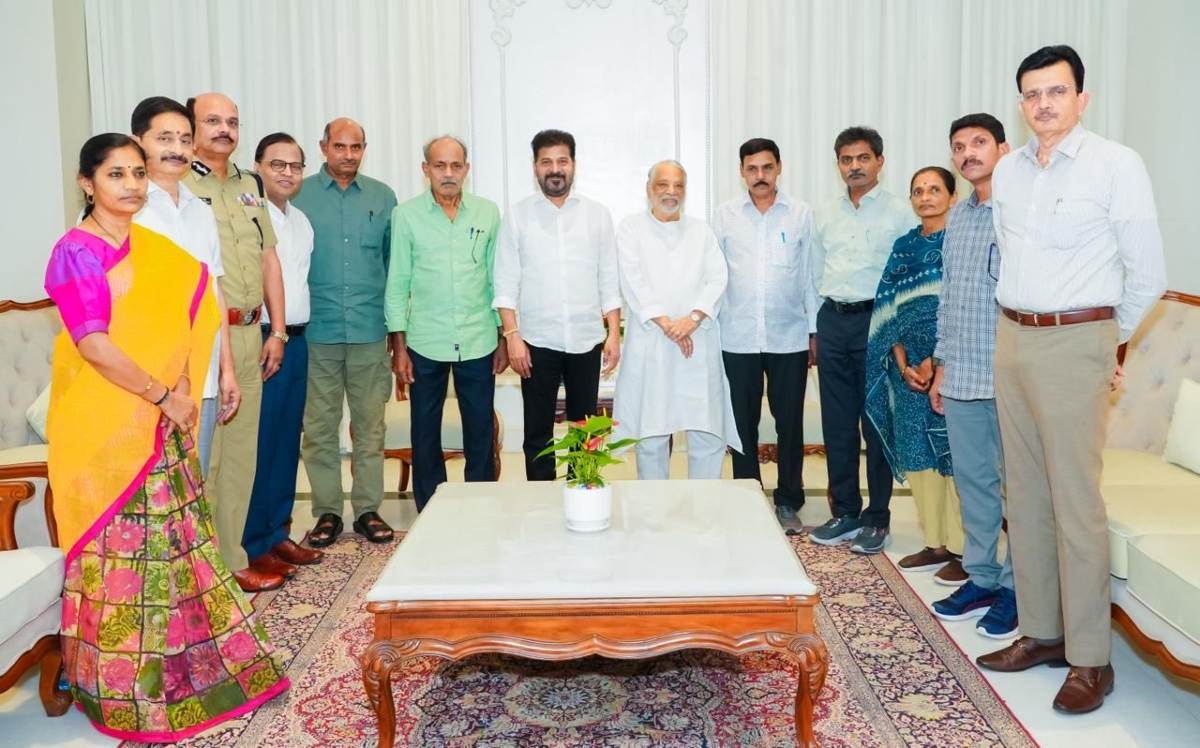 तेलंगाना से छत्तीसगढ़ तक बदलते हालात, मुख्यधारा में लौटते माओवादी: CM रेवंत रेड्डी से देवजी समेत अन्य नक्सली नेताओं ने की औपचारिक मुलाकात