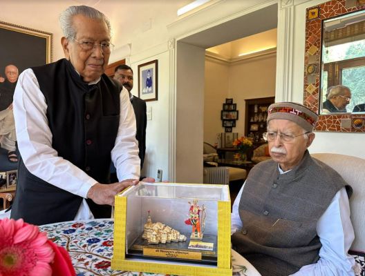राज्यपाल हरिचंदन ने की लालकृष्ण आडवाणी से मुलाकात