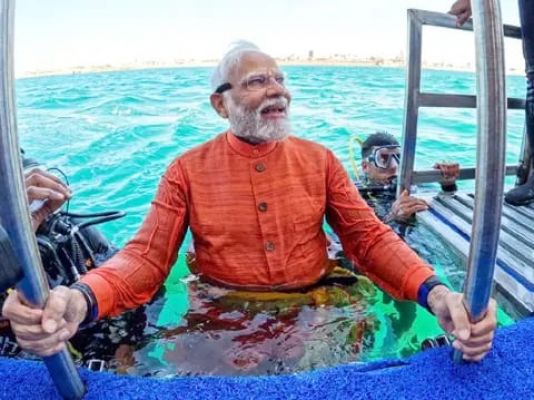 पीएम मोदी ने की स्कूबा डाइविंग, गहरे समुद्र में जाकर किए जलमग्न द्वारका के दर्शन