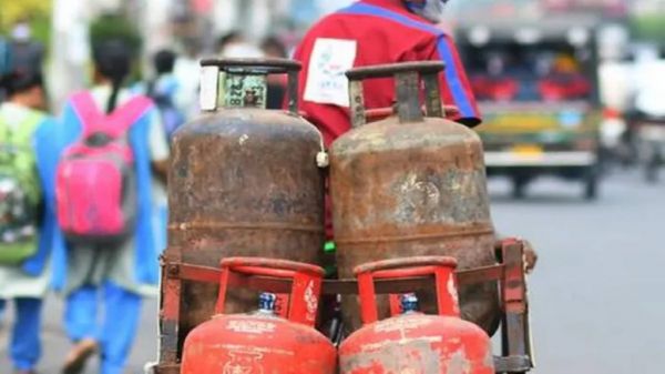 LPG सिलेंडर के उपभोक्ताओं को मिली राहत, 32 रुपये और सस्ता हुआ गैस