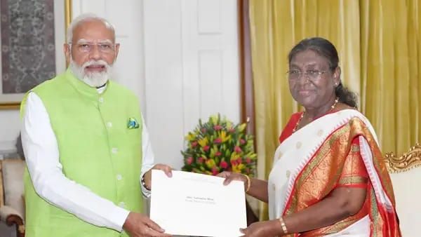 पीएम मोदी ने राष्ट्रपति को सौंपा इस्तीफा, मंत्रिमंडल भंग करने की सिफारिश; 8 जून को ले सकते हैं शपथ