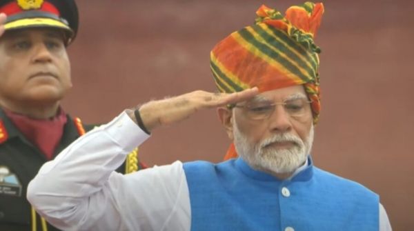 पीएम मोदी ने लाल किले से 11वीं बार फहराया तिरंगा