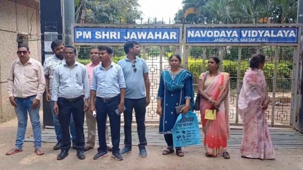 नवोदय विद्यालय के बच्चे पीलिया के साथ डेंगू के हुए शिकार, पालकों ने स्कूल में मचाया जमकर हंगामा&hellip;