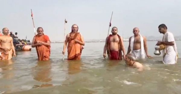 महाकुंभ में अमृत स्नान का अद्भुत नजाराः 3 मठों के शंकराचार्य ने एक साथ किया गंगा स्नान, जानिए डुबकी लगाते वक्त क्या कहा?