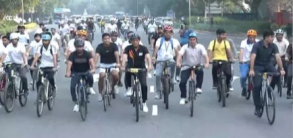 संडे ऑन साइकिल: विश्व शिक्षक दिवस पर खेल मंत्री मनसुख मांडविया ने दिया फिटनेस का संदेश  