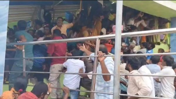 आंध्र प्रदेश के वेंकटेश्वर मंदिर में भगदड़&hellip;.बच्चों और महिला समेत 12 की मौत