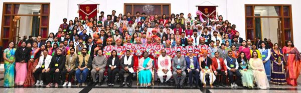 राष्ट्रपति भवन में छत्तीसगढ़ के कलाकारों का सम्मान: गणतंत्र दिवस झांकी दल से द्रौपदी मुर्मु की मुलाकात, जनजातीय कला की सराहना