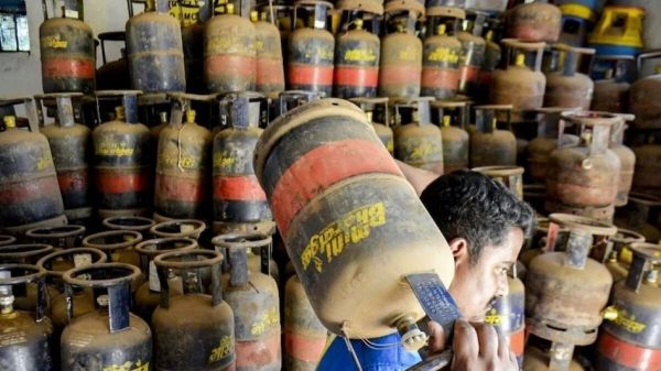महंगाई का बड़ा झटका: कमर्शियल LPG सिलेंडर 993 रुपये महंगा, 3000 के पार पहुंचे दाम