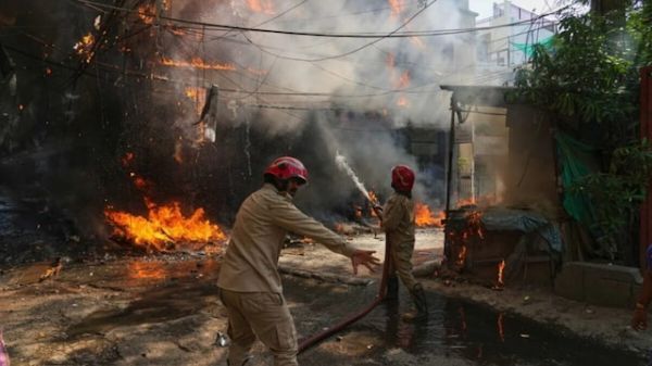 राजधानी दिल्ली के होटल में लगी भीषण आग&hellip;.21 लोगों की मौत