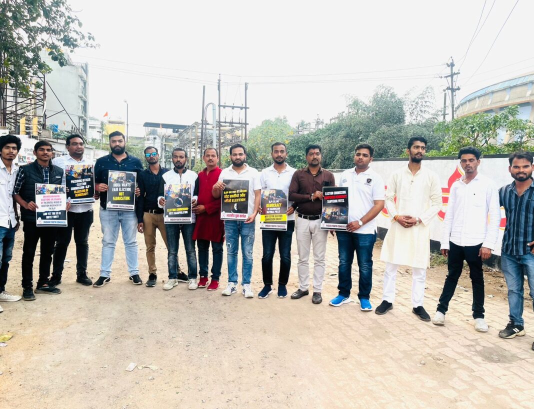 छत्तीसगढ़ प्रदेश युवा कांग्रेस के प्रदेश सचिव अभिषेक कसार के नेतृत्व में प्रधानमंत्री मोदी का पुतला जलाया गया