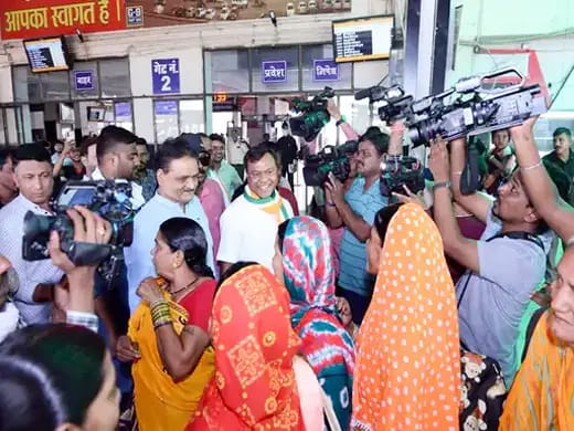 रेल यात्रियों से मिलने स्टेशन पहुंचे दीपक बैज, कहा- जो ट्रेन नहीं चला पा रहे, वो देश कैसे चलाएंगे?