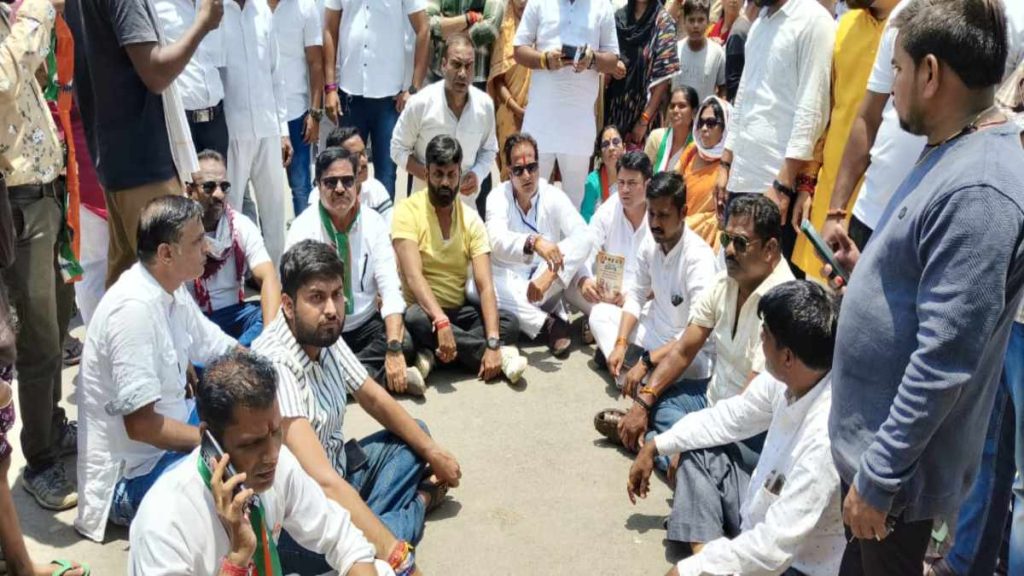 विकास उपाध्याय बैठे धरने पर, भाजपा पर आचार संहिता का उल्लंघन करने का लगाया आरोप