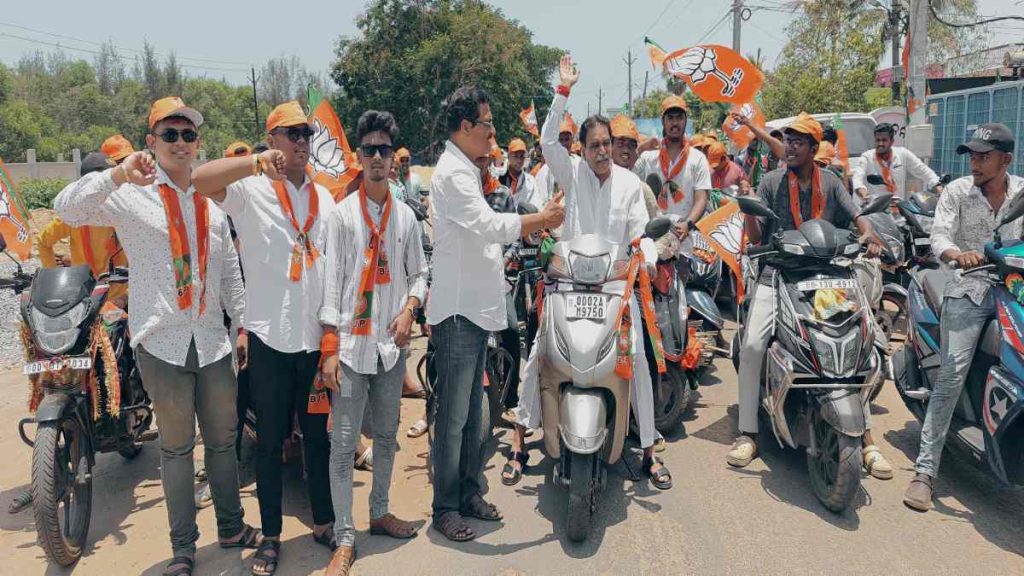पुरी की सड़कों पर दोपाहिया वाहन से निकले मूणत, भाजपा प्रत्याशियों का किया प्रचार, कहा- 
