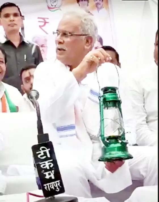 लालटेन लेकर पहुंचे पूर्व CM, कहा- कटौती और दर में बढ़ोतरी से लोग परेशान