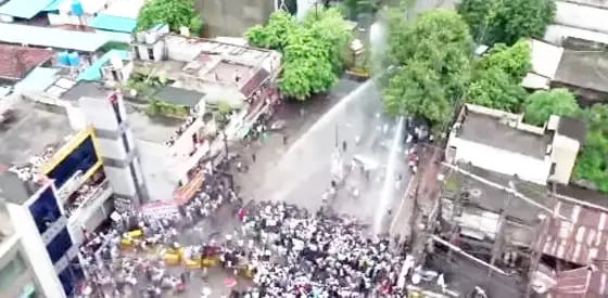 विधानसभा घेरने निकले कांग्रेसी, बैरिकेडिंग तोड़ी, पुलिस ने रोकने के लिए चलाया वॉटर कैनन
