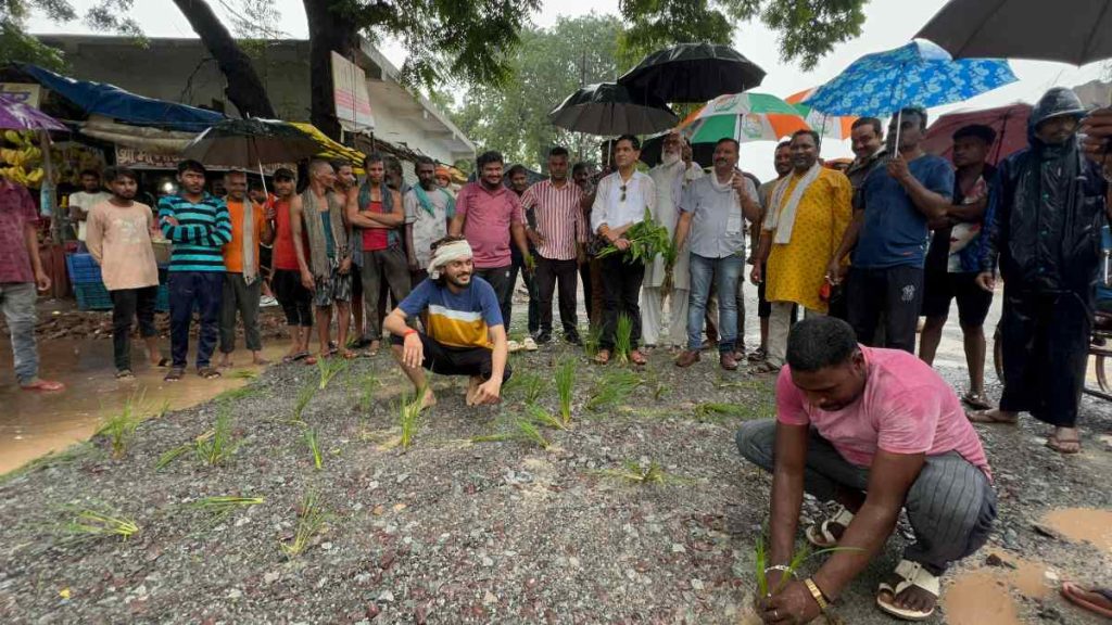 बदहाल सड़क को लेकर कांग्रेसियों का अनोखा प्रदर्शन, रास्ते में रोपा लगाकर जताया विरोध