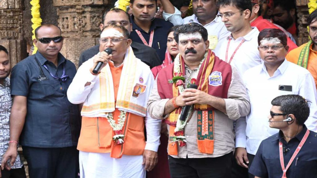 सीएम विष्णुदेव साय का कांग्रेस पर तीखा प्रहार, कहा- पिछली सरकार ने लाठी-डंडे बरसाए थे, हमारी सरकार ने सनातनियों पर बरसाए फूल