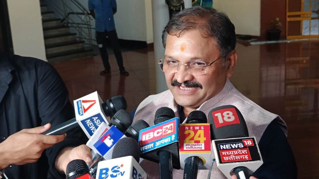 नंदकुमार बघेल के सलाहकार की नक्सलियों के साथ गिरफ्तारी पर सांसद संतोष पांडेय का पूर्व मुख्यमंत्री बघेल से सवाल- &lsquo;बताएं ये रिश्ता क्या कहलाता है&hellip;&rsquo;