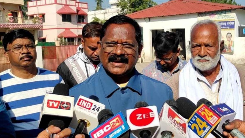 पूर्व मंत्री अमरजीत भगत का सरकार पर गंभीर आरोप, कहा- नक्सली बताकर आदिवासियों को मार रहे&hellip;