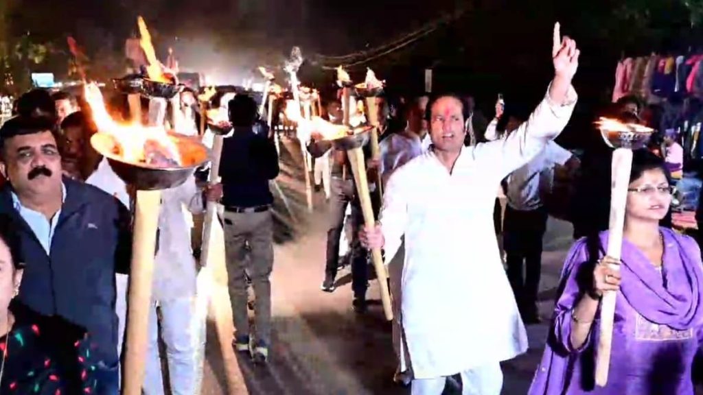 रायपुर के साइंस कॉलेज चौपाटी को हटाए जाने का विरोध, पूर्व विधायक विकास उपाध्याय ने निकाली मशाल यात्रा