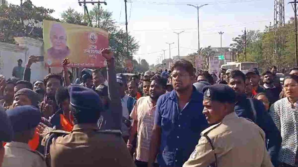 BJP दफ्तर में बीएड सहायक शिक्षकों का प्रदर्शन : नौकरी से हटाने पर शिक्षकों ने दी गिरफ्तारी, डिप्टी सीएम साव बोले &ndash; सरकार विचार कर रही, कांग्रेस ने कहा &ndash; युवाओं के साथ हो रहा अन्याय