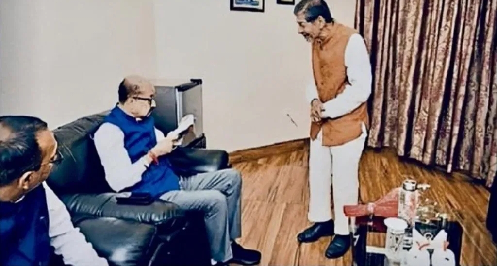 राज्यपाल, कलेक्टर और ननकी राम की तस्वीर पर जारी है सियासत, बघेल और बैज की तीखी प्रतिक्रिया