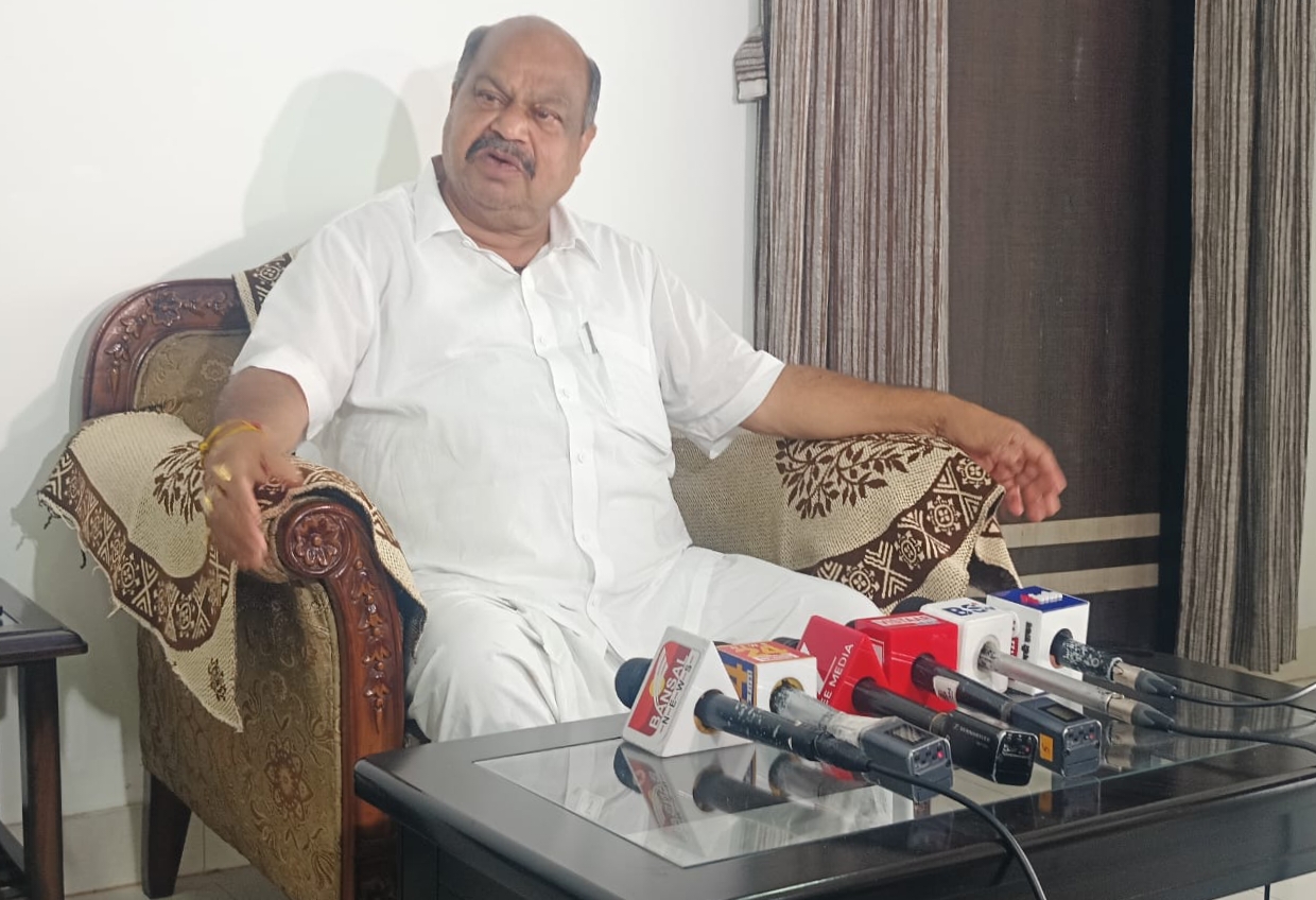 बिहार चुनाव में भूपेश बघेल ऑब्जर्वर बनाए जाने पर MLA पुरंदर का तंज, कहा- 