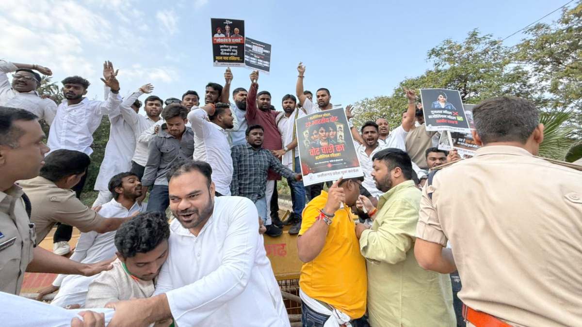 छत्तीसगढ़ में SIR का विरोध : निर्वाचन आयोग कार्यालय घेरने जा रहे कांग्रेसियों को पुलिस ने रोका