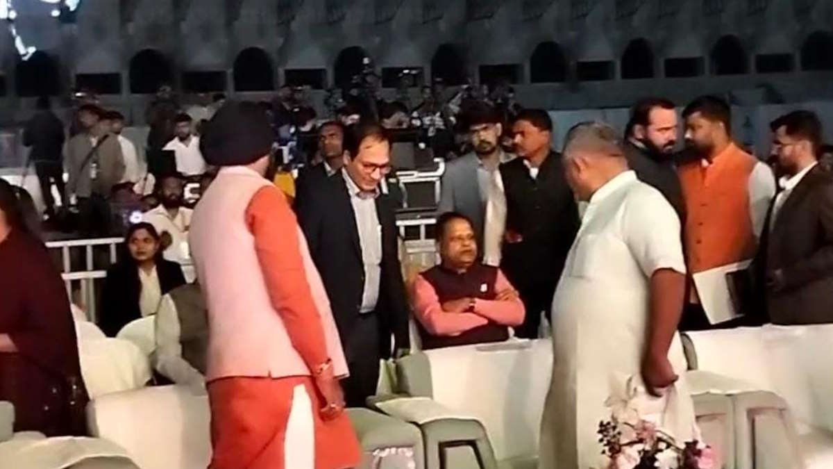 &ldquo;भाजपा में कुर्सी की शर्मनाक होड़&rdquo;, कांग्रेस ने कार्यक्रम में वरिष्ठ विधायक अमर अग्रवाल को पीछे बैठाने पर किया हमला