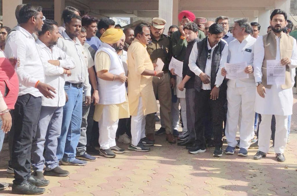 बढ़ते अपराध के खिलाफ कांग्रेस में आक्रोश, देवेंद्र नगर थाने का घेराव कर सौंपा ज्ञापन