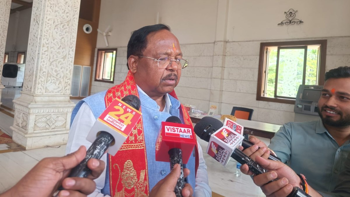 &ldquo;बजरंगबली की गदा कांग्रेस पर चल रही&rdquo; &ndash; कृषि मंत्री रामविचार नेताम का तीखा हमला, खाद संकट और नक्सल मुद्दे पर भी दिया जवाब