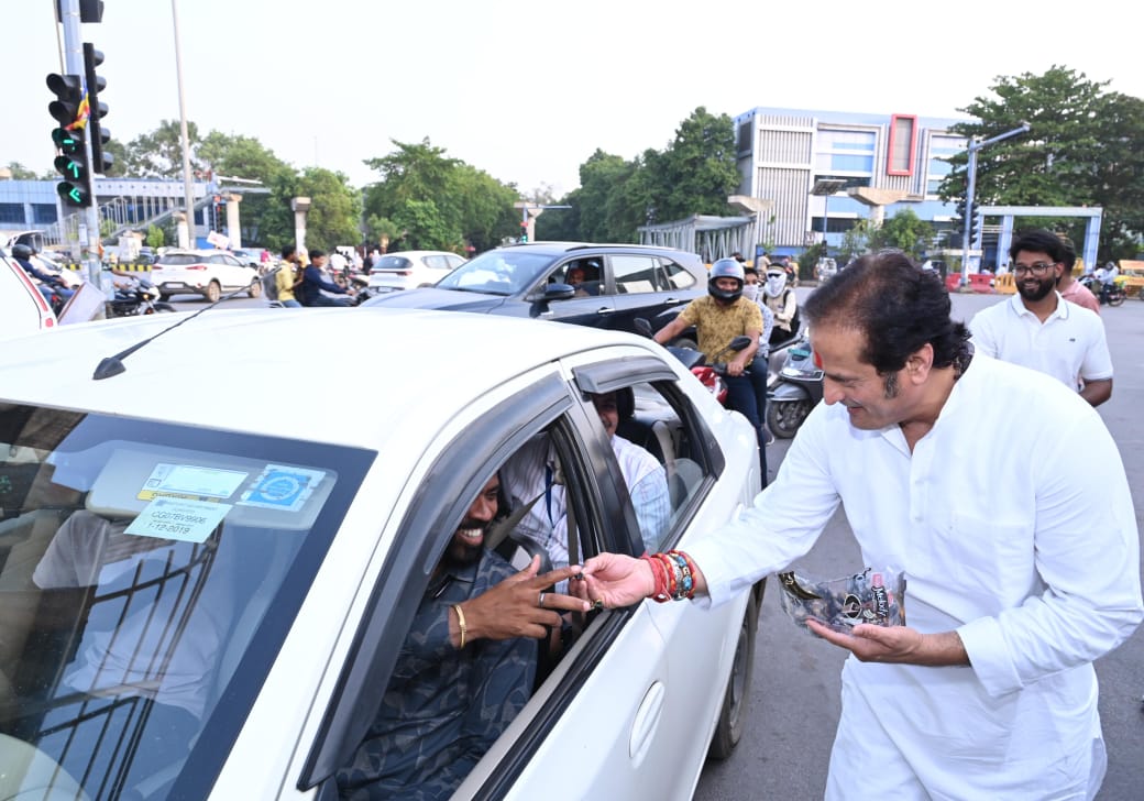 महंगाई और आर्थिक संकट को लेकर NSUI का प्रदर्शन, आम जनता को &lsquo;मेलोडी&rsquo; चॉकलेट बांटकर केंद्र सरकार पर साधा निशाना