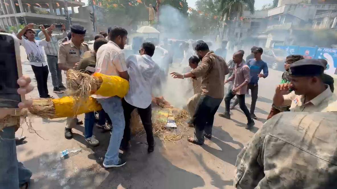 केंद्र सरकार और निर्वाचन आयोग के खिलाफ NSUI का हल्लाबोल, राजीव गांधी चौक पर किया प्रदर्शन