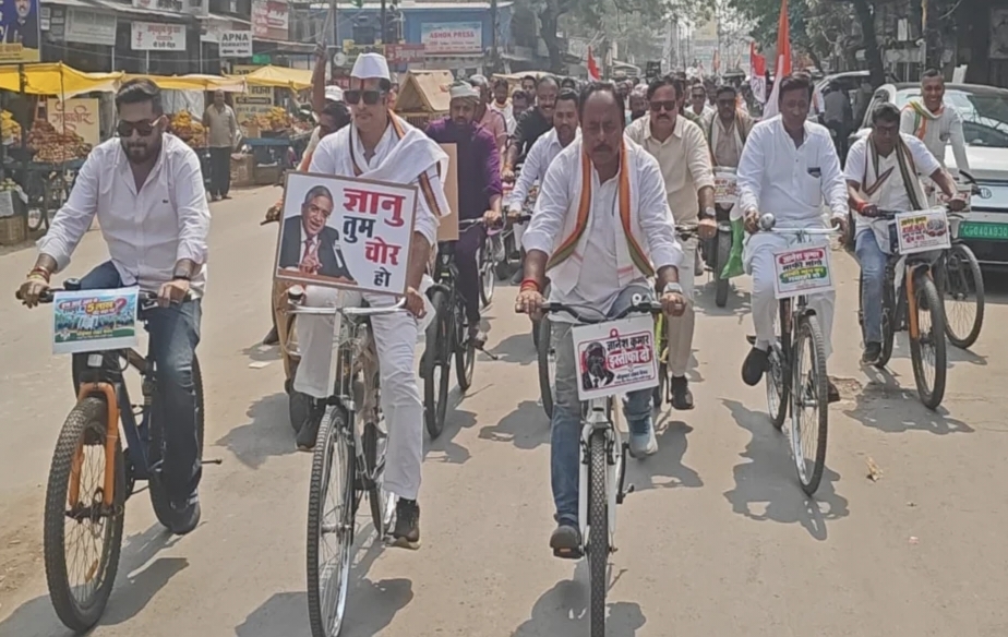 &lsquo;वोट चोर, गद्दी छोड़&rsquo; के नारों से गूंजा रायपुर, कांग्रेस ने निकाली साइकिल-बाइक रैली