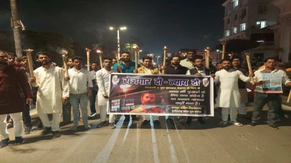 रोजगार दो न्याय दो : युवा कांग्रेस ने निकाली मशाल यात्रा, भाजपा सरकार के खिलाफ की नारेबाजी