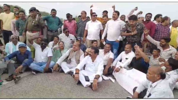 विधायक के काफिले को रोकने पर भड़के कांग्रेसी