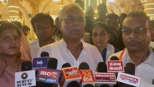 बम्लेश्वरी माता के दर्शन कर भूपेश बघेल ने की लोकसभा चुनाव प्रचार अभियान की शुरुआत, भाजपा को आड़े हाथों लेते हुए कहा- ये लड़ाई छत्तीसगढ़ की अस्मिता की लड़ाई है &hellip;