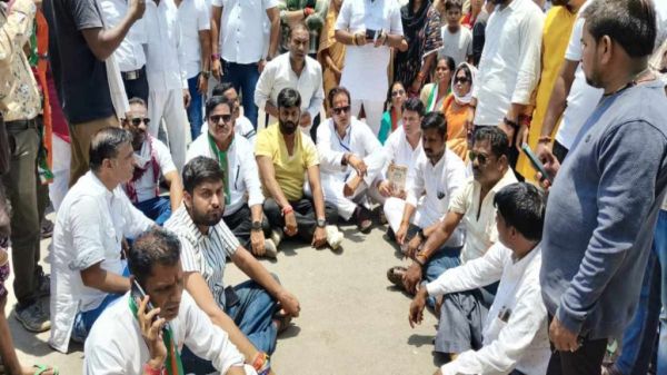 विकास उपाध्याय बैठे धरने पर, भाजपा पर आचार संहिता का उल्लंघन करने का लगाया आरोप