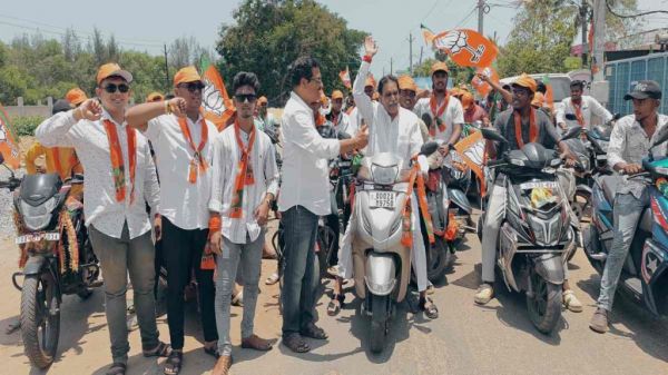 पुरी की सड़कों पर दोपाहिया वाहन से निकले मूणत, भाजपा प्रत्याशियों का किया प्रचार, कहा- 