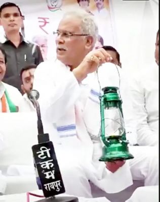 लालटेन लेकर पहुंचे पूर्व CM, कहा- कटौती और दर में बढ़ोतरी से लोग परेशान