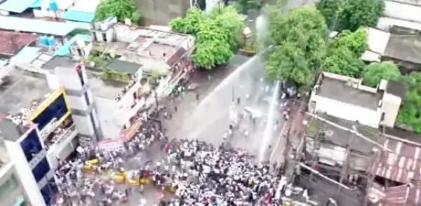विधानसभा घेरने निकले कांग्रेसी, बैरिकेडिंग तोड़ी, पुलिस ने रोकने के लिए चलाया वॉटर कैनन