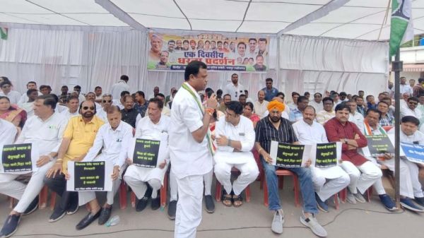 MLA देवेंद्र यादव की गिरफ्तारी को लेकर कांग्रेस का प्रदेशव्यापी प्रदर्शन, पीसीसी चीफ दीपक बैज बोले-