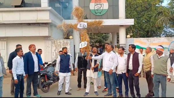 कवासी लखमा की गिरफ्तारी पर कांग्रेस ने भाजपा और ईडी का फूंका पुतला, कहा &ndash; ED और CBI के दम पर राज करना चाहती है BJP