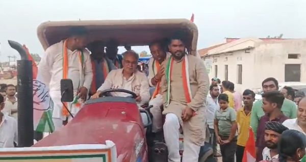 अनुमति नहीं मिलने के बावजूद भूपेश बघेल ने निकाली  ट्रैक्टर रैली, महापौर प्रत्याशी प्रमोद नायक के लिए मांगे वोट